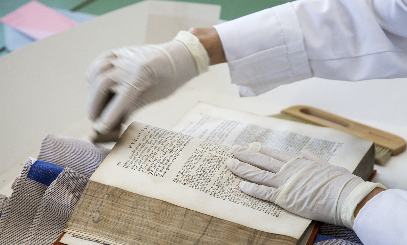 Behandlung von antiken Büchern