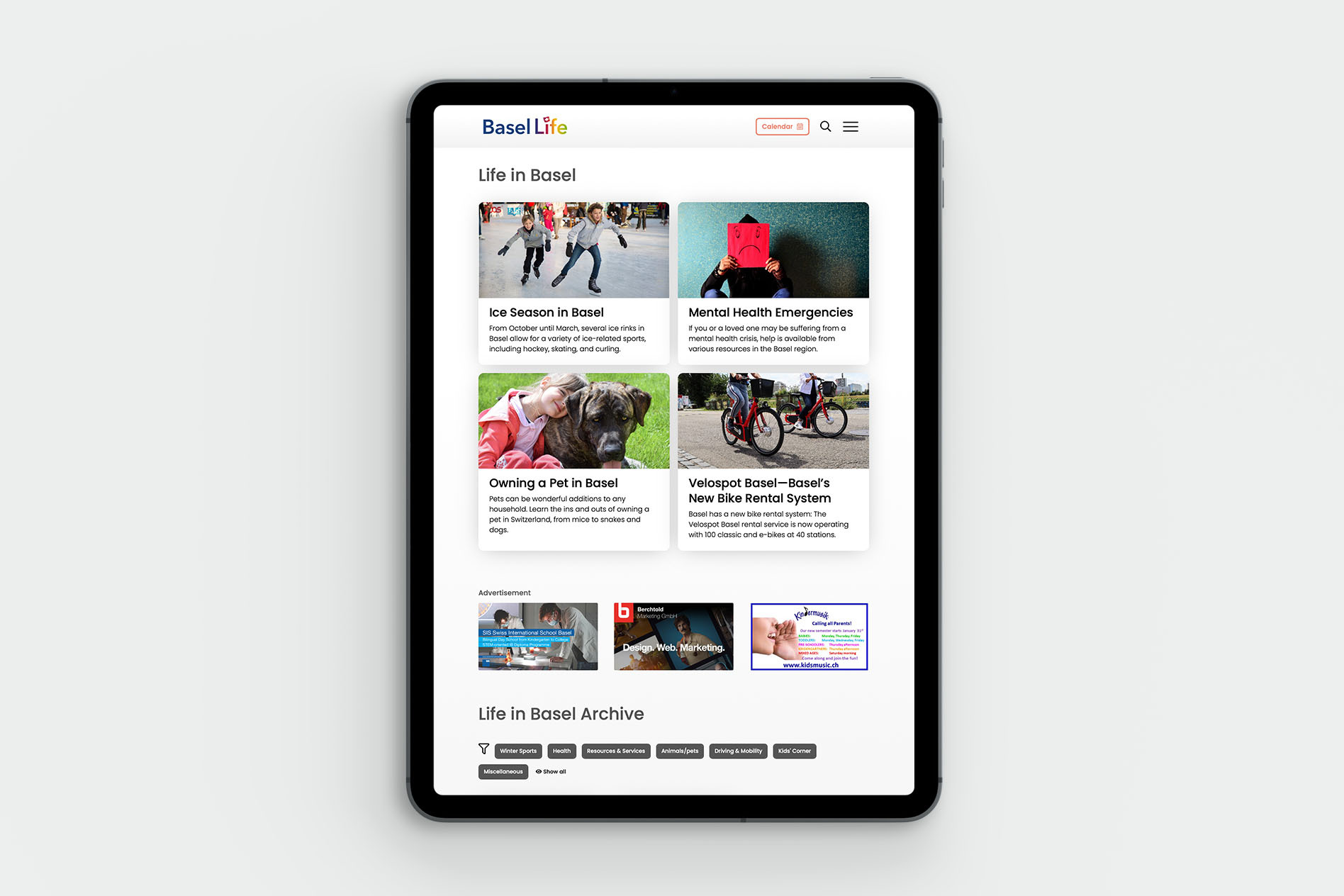 Ein Tablet das die Website von Basel Life zeigt