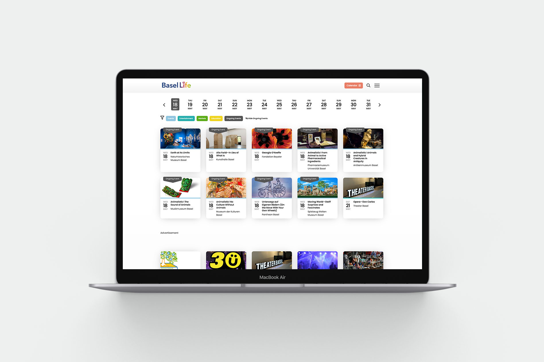 Ein Laptop, der die Website von Basel Life zeigt