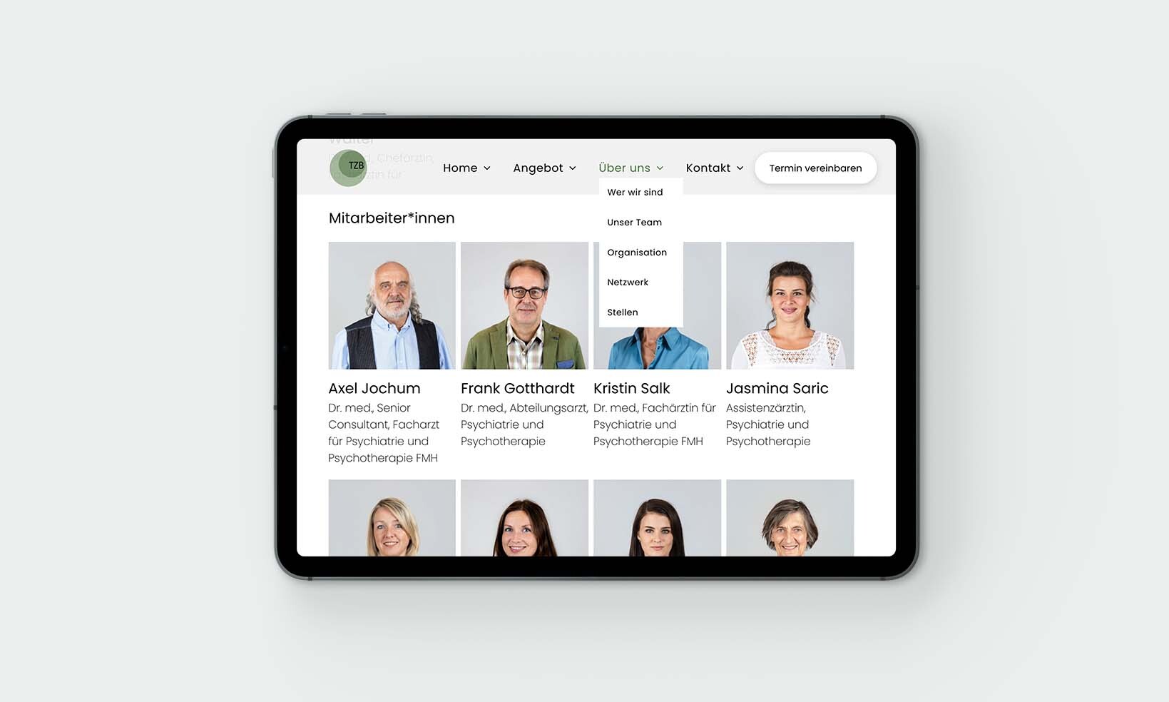 Ein Tablet, das die Website vom TZB zeigt