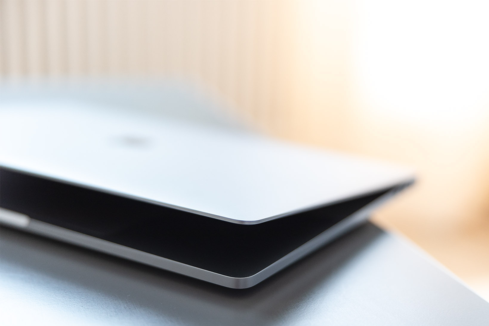 Stimmungsbild, das einen halbgeschlossenen Laptop zeigt