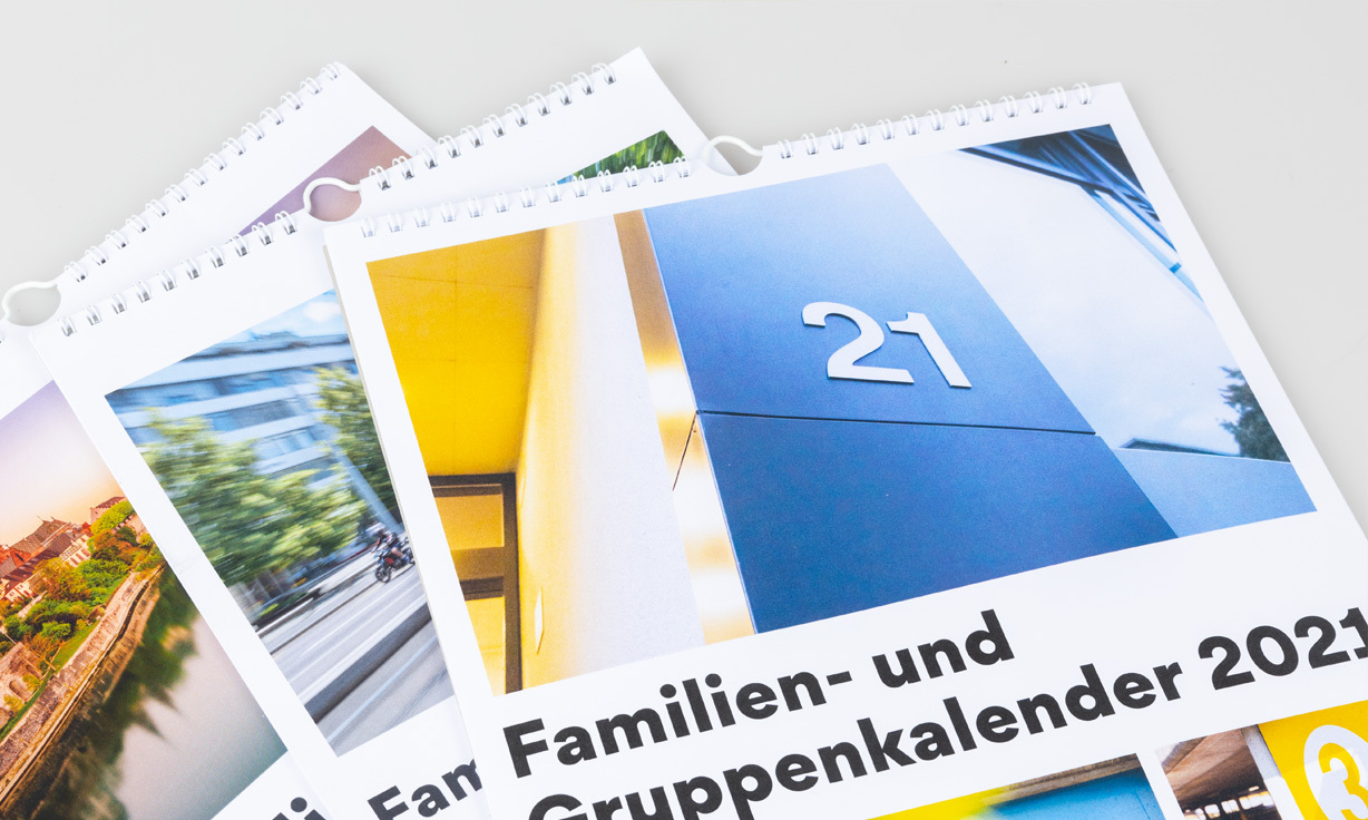 Drei verschiedene Kalender, übereinander gelegt.