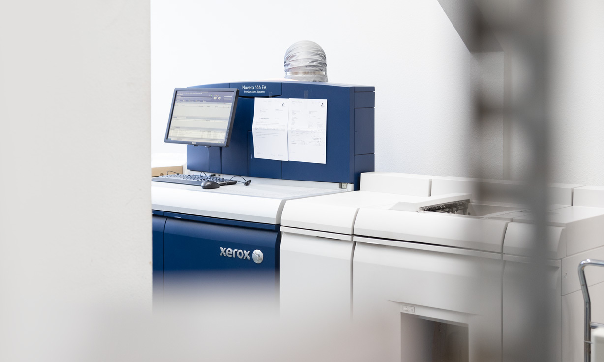 Eine Teilaufnahme einer grossen Druckmaschine im Druckladen