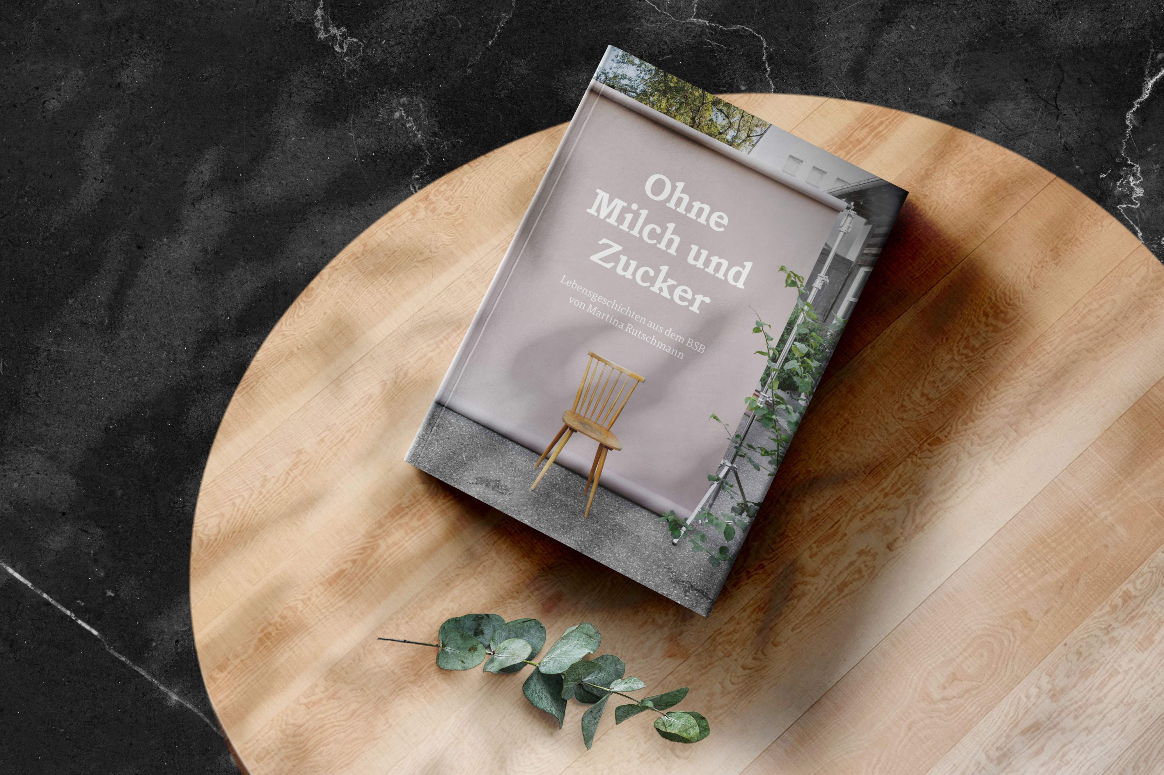 Ein Produktfoto, dass ein Exemplar von "Ohne Milch und Zucker" zeigt, das auf einem Holztisch liegt.