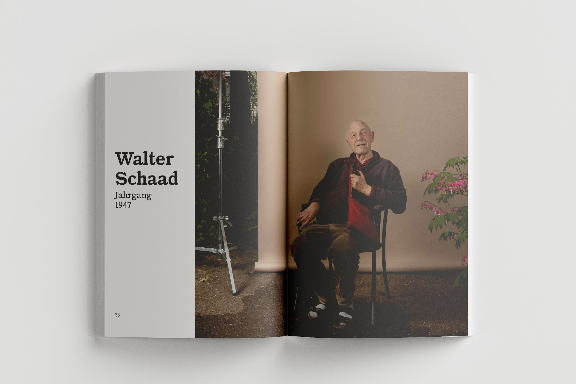 Ein offenes Exemplar von "Ohne Milch und Zucker" liegt auf einem weissen Untergrund. Man sieht eine Doppelseite, auf der ein Foto von Walter Schaad zu sehen ist.